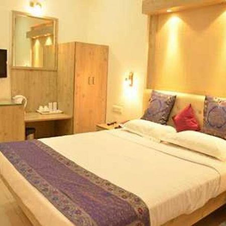 Rass Hotel Kanpur Exterior photo